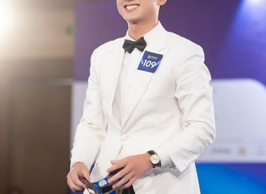 Đặng Tiến Đông (SBD 332) là một trong những nhân tố tiềm năng tại Mr World Vietnam 2024. Anh sinh năm 2000, đến từ Hà Nội, tốt nghiệp ĐH Điện lực, hiện là MC.