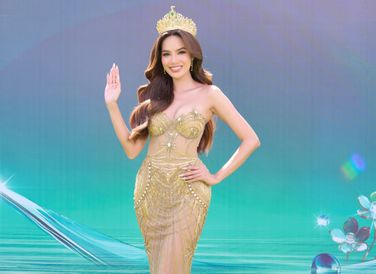 Đương kim Hoa hậu Lê Hoàng Phương là ngôi sao sáng của thảm đỏ theo đúng nghĩa, khi cô diện chiếc váy trong suốt đính kết vô số đá quý và cườm lớn nhỏ theo mô-típ hình sao, mặt trời. Kỹ nghệ đính kết ấn tượng đến từ nhà mốt THUONG GIA KY. Cô đội trên mình chiếc vương miện danh giá của Miss Grand Vietnam 2024.