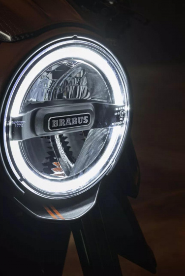 Chúng bao gồm tấm chắn bên của mặt nạ đèn pha, vòm led tròn, v.v., được làm bằng sợi carbon lộ ra ngoài.