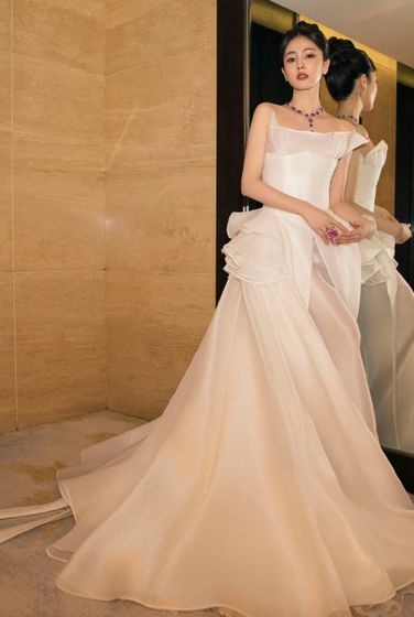 Nữ diễn viên đẹp ngọt ngào và đầy nữ tính trong chiếc váy trắng bồng bềnh, không hề nhạt nhẽo quá hay chơi trội quá so với các mỹ nhân khác nhưng vẫn đủ để gây ấn tượng với công chúng