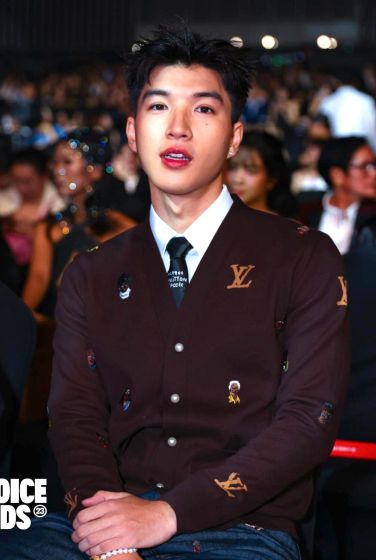 Hieuthuhai "đốn tim" người hâm mộ với vẻ ngoài điển trai, lịch lãm trong set đồ của Louis Vuitton