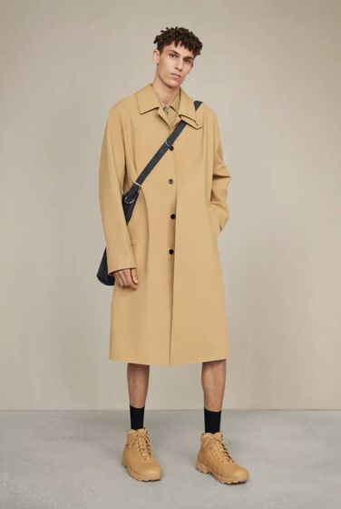 Givenchy Pre-Fall 2024 lần đầu ra mắt chiếc áo da hoàn hảo màu vàng.