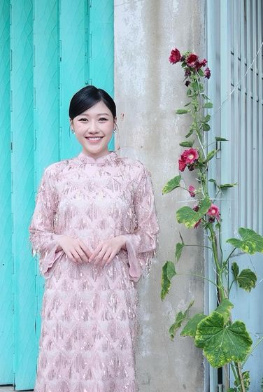 Nữ diễn viên để kiểu tóc búi đơn giản, sang trọng nhưng không bị "dừ"