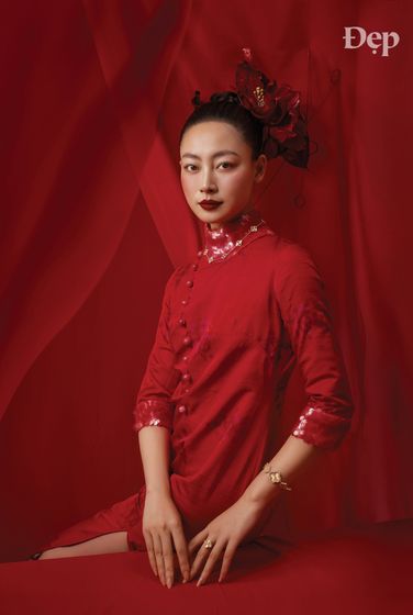 Trang phục: Maison Denude – Trang sức: Van Cleef & Arpels