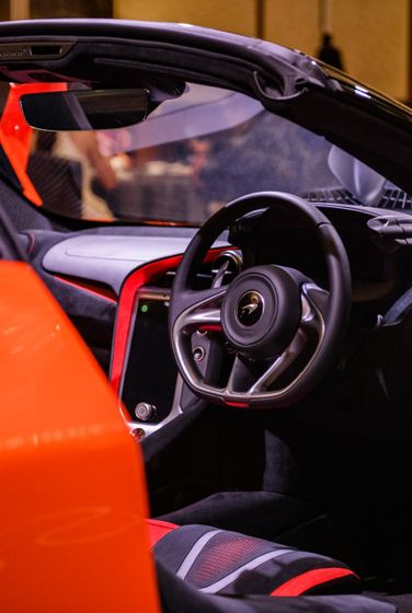 Nội thất của McLaren 750S Spider gần như không có sự khác biệt so với 720S Spider. Hãng chỉ bổ sung thêm một số phím chức năng từ mẫu McLaren Artura.