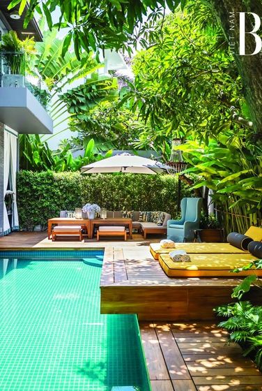 Đây là căn nhà thể hiện gu thiết kế và nét cá tính đặc trưng của thiết kế Thái Công. Ngay lối dẫn vào cửa, hai hàng cây đem đến cảm giác như đang ở giữa resort sang trọng.