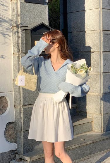 Những cô nàng nữ tính cũng có thể ghi điểm thật nhẹ nhàng, yêu kiều khi diện áo dài tay mix với chân váy mang tông xanh + trắng. Về khoản phụ kiện, bạn cũng không cần quá lo lắng, chỉ cần chọn phụ kiện mang 2 tông màu trên là đã có set đồ ưng mắt