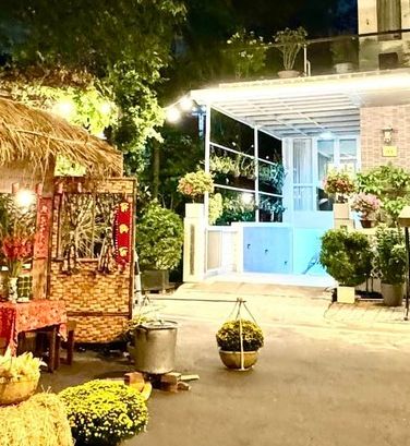 Đó là gian nhà tranh màu vàng mộc mạc nổi bật bằng tre nứa và mái lợp rơm khô khô trải dài.