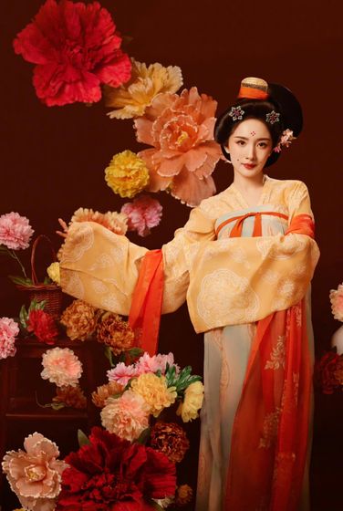 Tạo hình phụ nữ thời Đường nhiều màu sắc tươi sáng càng tôn lên nhan sắc rạng rỡ của nữ diễn viên. 