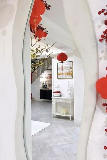 Trong nhà có nhiều chi tiết mang nét đặc trưng của ngày Tết cổ truyền như phụ kiện lồng đèn, quạt giấy, câu đối.