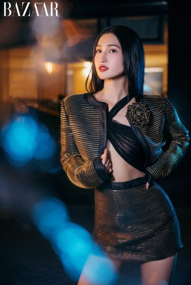 Concept mà ê-kíp Lê Thanh Hòa chọn cho cô lần này là “Lady Night”, và người đẹp đã thể hiện tốt hơn cả kỳ vọng.