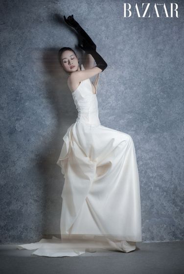Bộ ảnh không chỉ là một bộ hình đẹp mắt mà còn chứa đựng nhiều thông điệp sâu sắc về sức mạnh, quyết đoán và khả năng vượt qua trở ngại trong cuộc sống của phụ nữ.