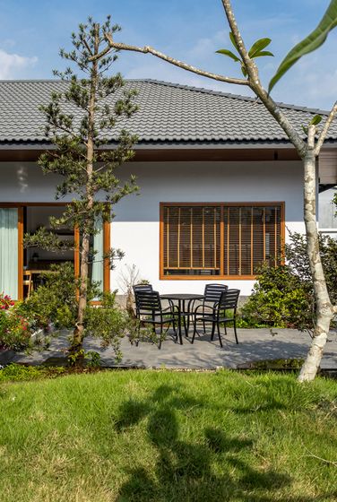 Điểm nhấn là một phần mái mặt tiền được làm chất liệu kính lấy sáng, bố trí khung sắt cách điệu giống khung xương của một chiếc lá.