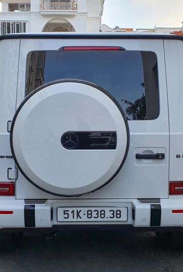 So với G 63 tiêu chuẩn có giá 11,75 tỷ đồng, Mercedes-AMG G 63 Edition 55 chỉ được sản xuất với 2 màu sơn trắng G Manufaktur Opaline White và đen Obsidian Black, cùng mức giá lần lượt là 12,6 tỷ đồng và 12,85 tỷ đồng.