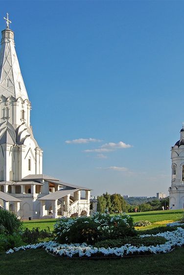 Được xây bằng đá trắng, nhà thờ Kolomenskoye là nhà thờ đá đầu tiên ở nước Nga có kết cấu tháp có chóp mái, tên gọi dân dã là 'Cột trắng' rất khác thường. 