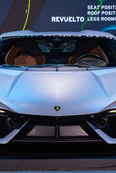 Revuelto cho cảm giác hiện đại hơn "người tiền nhiệm" Aventador với dải đèn định vị hình chữ Y góc cạnh khi nhìn trực diện. Để tối ưu khối lượng, Lamborghini trang bị cho mẫu siêu xe này nhiều chi tiết carbon từ ngoại thất đến nội thất.