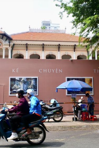 Được biết, căn biệt thự cổ tại địa chỉ 110- 112 Võ Văn Tần đã tồn tại hơn 1 thế kỉ do hai cụ Đặng Kim Chi (sinh năm 1938) và Nguyễn Kim Sa Dang (sinh năm 1934) là chủ sở hữu. 