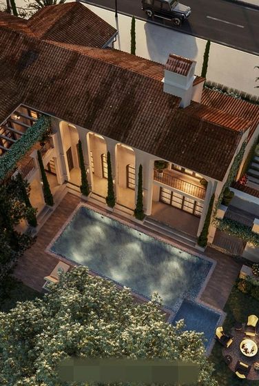 Biệt thự của Lã Thanh Huyền tựa như một tòa lâu đài nằm cạnh biển. Trong khuôn viên có vườn hoa và bể bơi rộng rãi.