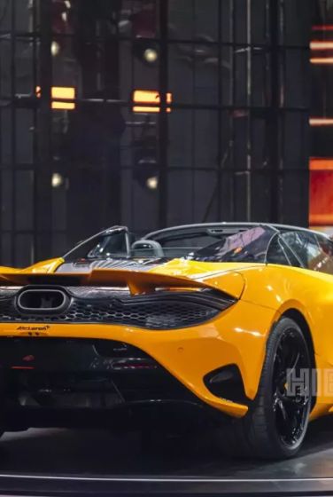 Phần đuôi xe của McLaren 750S cũng có sự thay đổi với đuôi gió mới lớn hơn 20% nhưng nhẹ hơn 1,6kg  được khoét rãnh thoáng và ống xả kép lấy cảm hứng từ McLaren P1.