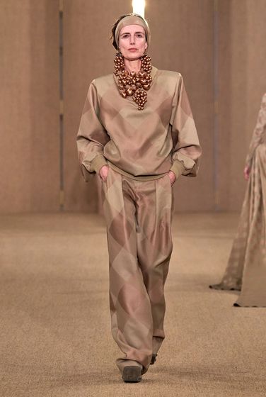 Họa tiết Gingham, một biểu tượng gắn liền với những buổi dã ngoại ở vùng nông thôn nước Pháp, mang đến nét độc đáo rất riêng cho BST Thu Đông 2024 của Balmain.
