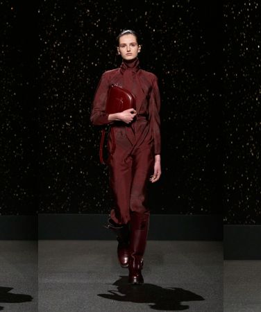 BST Thu Đông 2024 đại diện cho khía cạnh mới mẻ và mạnh mẽ của thời trang nữ Hermès, phô diễn quyền lực mềm mại với hình ảnh những nữ biker sải bước trong đêm mưa.