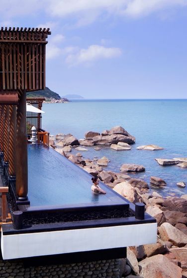 Khu nghỉ dưỡng được sinh ra từ tâm huyết của Sun Group và kiến trúc sư đại tài Bill Bensley thậm chí được giới tài phiệt, người có ảnh hưởng trên thế giới mệnh danh “Nơi huyền thoại và đẳng cấp giao thoa”
