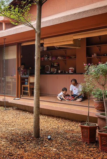 Trong nhà có các phòng cho tứ đại đồng đường: Ông bà, bố mẹ, hai con cùng các cháu.