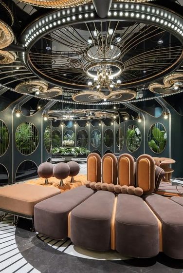 Lối vào được trang trí bởi cây xanh và hàng chục chiếc đèn khổng lồ chiếu từ trên cao với ánh sáng phản chiếu trên sàn nhà bóng loáng.