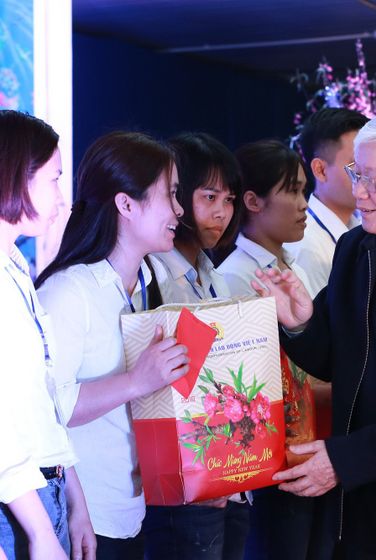 Sáng 19/2/2018, tức mùng 4 Tết Mậu Tuất, Tổng Bí thư Nguyễn Phú Trọng thăm và tặng quà công nhân lao động tỉnh Hưng Yên.