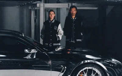 Sacai hợp tác Mercedes-AMG: Bộ sưu tập và bọc xe Sacai x AMG