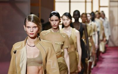 BST Hermès Xuân Hè 2025: Nét thanh lịch biểu tượng từ cảm hứng cưỡi ngựa