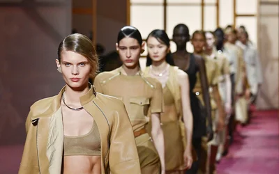 BST Hermès Xuân Hè 2025: Nét thanh lịch biểu tượng từ cảm hứng cưỡi ngựa