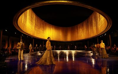BST Saint Laurent Xuân Hè 2025: Quyền năng của “power dressing”
