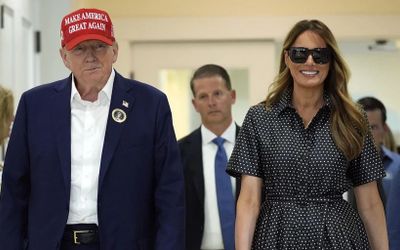 Vợ ông Trump mặc váy Dior cũ trong ngày bầu cử