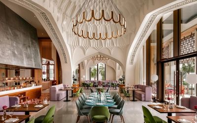 Bên trong resort 90 hồ bơi, thức ăn dát vàng tại Dubai