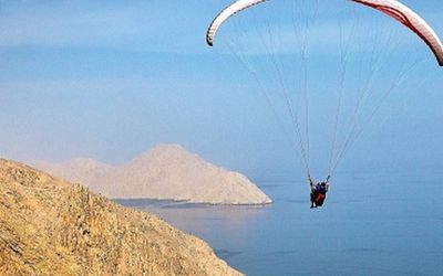 Resort nào đón khách check-in bằng dù lượn?