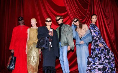 Balenciaga dẫn đầu cuộc cách mạng thời trang bền vững với chất liệu vải lên men