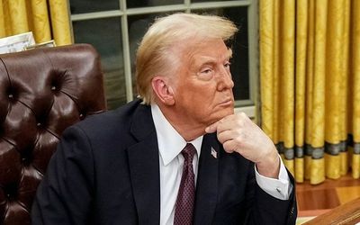 Đồng hồ Rolex bí ẩn trên bàn làm việc ông Trump