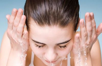Rửa mặt đúng cách theo lời khuyên từ bác sĩ da liễu