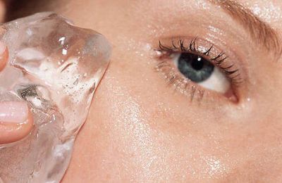 Làm se khít lỗ chân lông bằng đá lạnh có thật sự hiệu quả?