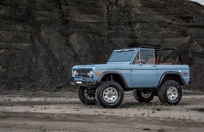 Ngắm xe cổ Ford Bronco 1973 được phục chế đẹp long lanh, giá đắt ngang siêu xe