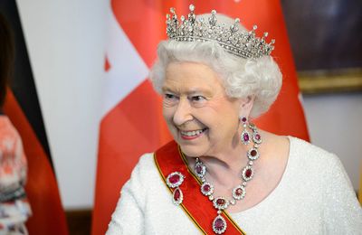 Vương miện và bộ sưu tập nữ trang đắt giá của nữ hoàng Elizabeth đệ nhị