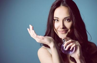 Xịt nước hoa đúng cách như phụ nữ Nhật - Pháp - Mỹ?