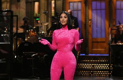 Kim Kardashian “bóc phốt” cả gia đình trên SNL