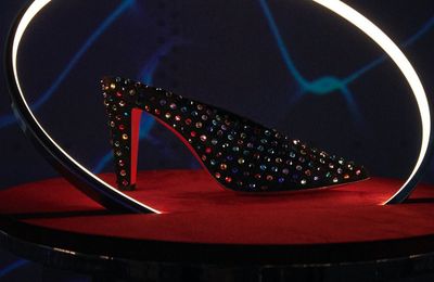 Christian Louboutin Xuân Hè 2022: Loubillusions và tương lai của thời trang