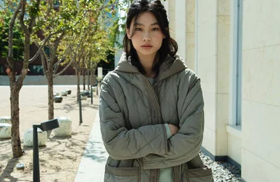 Áo phao hình quả trám được Jung Ho Yeon và Bella Harid lăng xê mùa thu đông