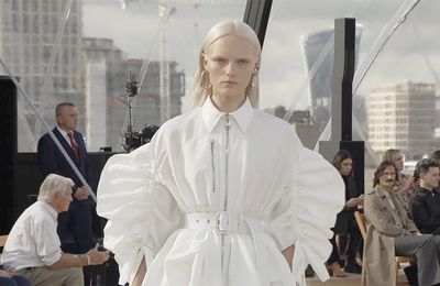 BST Xuân Hè 2022: Sự đổ bộ của "cơn bão" Alexander McQueen