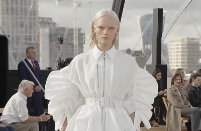 BST Xuân Hè 2022: Sự đổ bộ của "cơn bão" Alexander McQueen