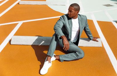 Cách kết hợp vest nam với giày sneakers thời thượng