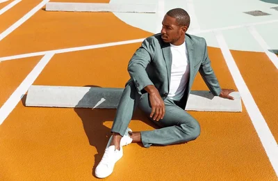 Cách kết hợp vest nam với giày sneakers thời thượng